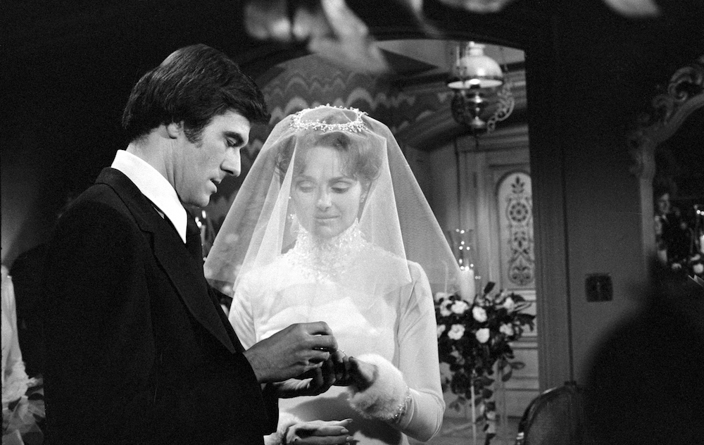 Y&R Brad and Leslie's wedding - CBS/Getty