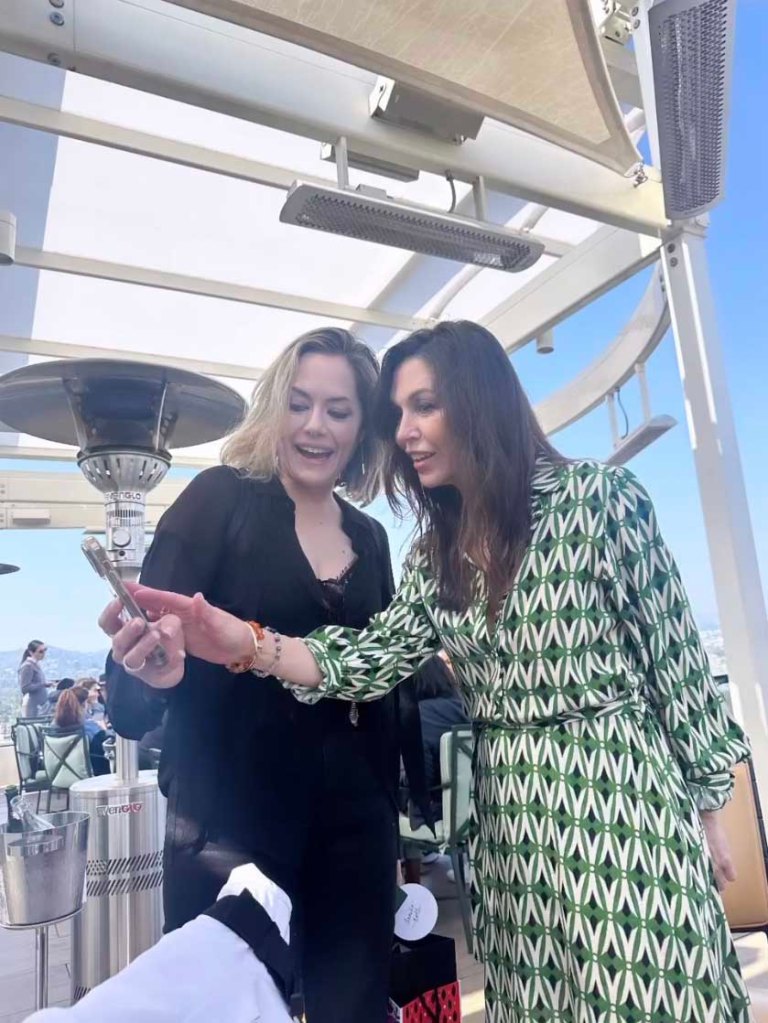 annika noelle, finola hughes