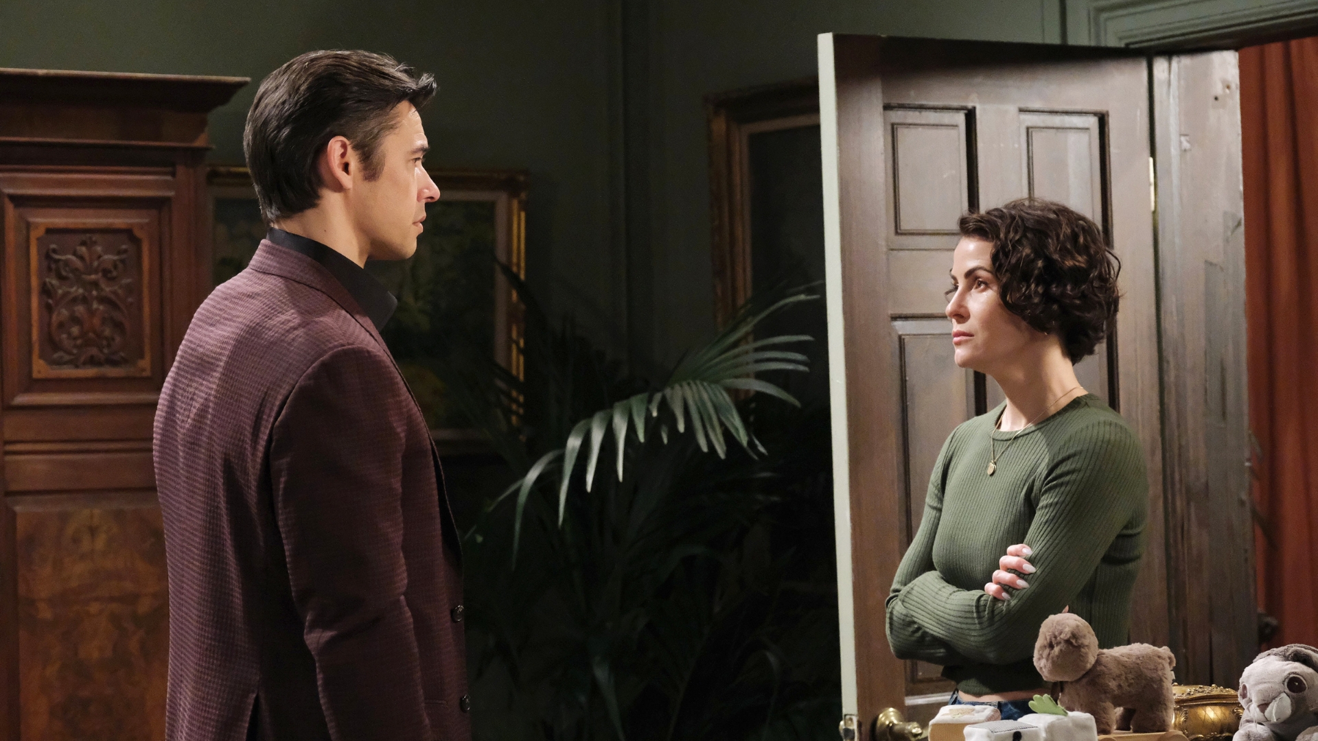 paul telfer as xander confronting linsey godfrey as sarah on days of our lives.