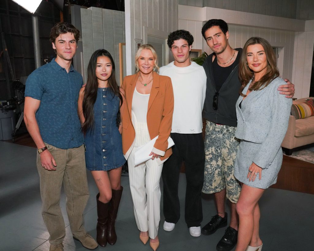 Katherine Kelly Lang, Jacqueline MacInnes Wood, Lisa Yamada, Harrison Cone, Christian Weissmann, Brayan Nicoletti on the B&B set