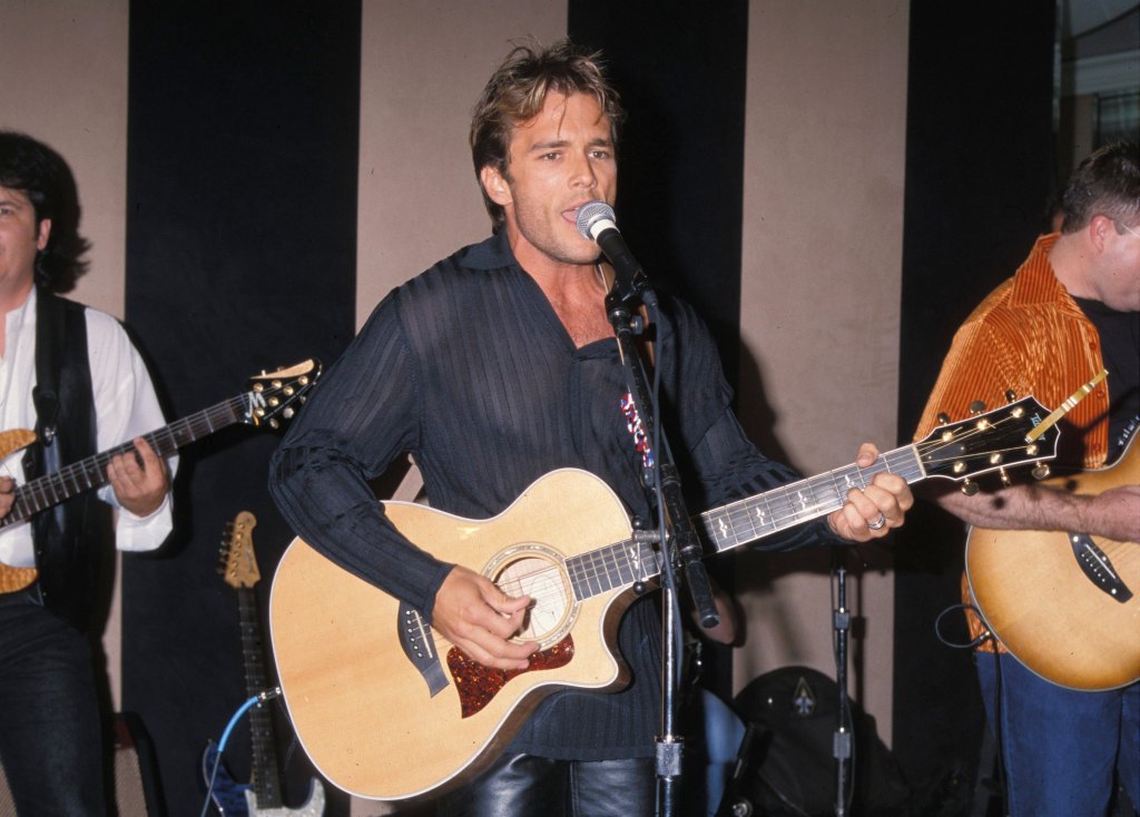 Scott Reeves singing